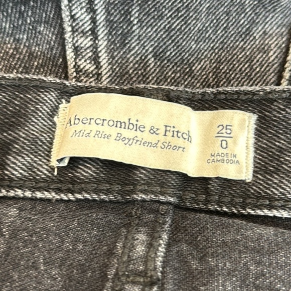 Abercrombie & Fitch Mid-Rise Boyfriend Raw Hem Denim Shorts Washed Black - Picture 4 of 12